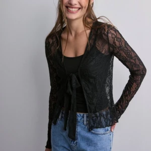 Spets blus  - Svart blus i spets från NELLY, aldrig använd. ”Tie Front Lace Top”. Perfekt till fest