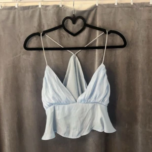 Blå topp - Superfin festtopp i stl S, säljer då den inte kommer till användning💙💙