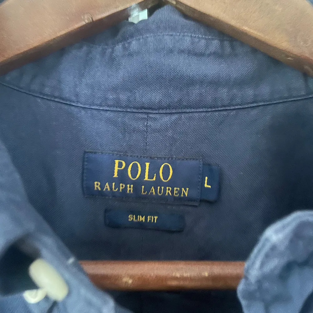 Det är två st Ralph Lauren skjortor båda sitter som M och är väldigt snygga nästan aldrig använda och i bra skick (ostrukna) dom bägge passar perfekt som overshirt nu fram åt hösten så passa på. Jag svarar så snabbt jag kan 😋!!! Skriv gällande frågor. Skjortor.