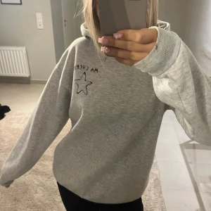 Hoddie från Gina tricot Young st 158/164 - Använd ett par gånger, fortfarande bra skick, grå, liten fläck på armen som man ser på första bilden, 