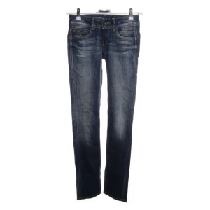 Blå jeans från Pepe Jeans - Säljer ett par snygga blå jeans från Pepe Jeans i storlek 26. midjemått 68 och innerbenslängd 80, för små för mig, så råka spräcka dom i sidan lite (se sista bilden)  köpte på sellpy.💕