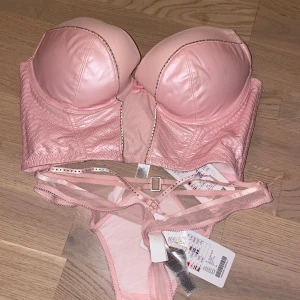 BH & trosa set - Helt nya underkläder. BH & trosa. Köpta för 199kr & 95kr. Mitt pris för båda är 150kr. BH storlek 95D och trosa i S