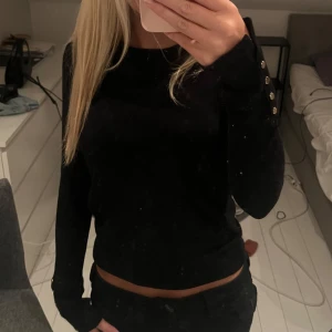 stickad tröja Zara - Stickad tröja med guld knappar på ärmen från Zara. Väldigt bra skick i storlek S❤️