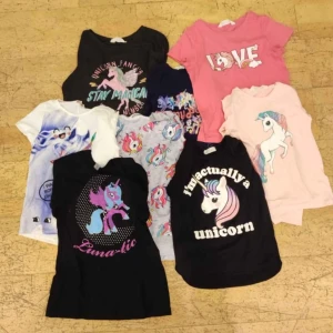 åtta st tröjor med enhörningsmotiv strl 134/140 - du får alla åtta för 150 kr! använda men i gott skick.