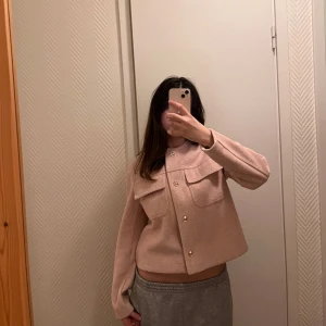 Rosa jacka från Zara - Säljer en rosa jacka från Zara, Jackan har en croppad passform och långa ärmar. Använt en gång i jätte bra skick 
