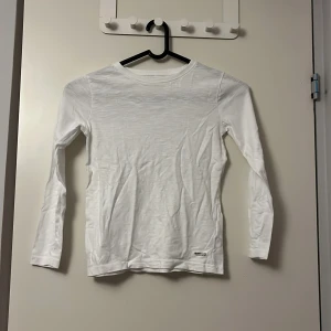 Vit långärmad tröja från lager 157 - Säljer en klassisk vit långärmad tröja från lager 157. Tillverkad i 100% bomull, perfekt för en bekväm och stilren look. Tröjan har en enkel design med rund hals och är idealisk för vardagsbruk.