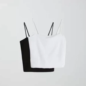 Linnen med smala axelband - Säljer ”pack scarlet singlet” från Gina Tricot, ett svart och ett vitt. Storlek S, men passar xs/s. Oöppnad förpackning. (dom 2 första bilderna är från hemsida). Säljer också ”2-pack scarlet long singlet” fast i en annan annons. Köparen betalar frakten!