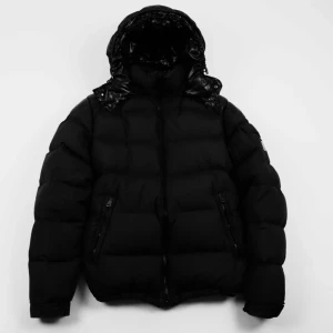 Svart Moncler Chevalier Jacka Vinter Dunjacka - Moncler Chevalier Jacka | En av marknadens fetaste och bästa jackor nu i vinter, värmer sjukt bra vid kyliga dagar! | Skick 9/10, OTROLIGT BRA! | Passar nog M, sitter perfekt på mig som är 183 cm | Priset är alltid diskuterbart vid snabb affär! | Nypris 23.000kr, andra säljs här på Plick för 7000kr | Du får mer än gärna höra av dig vid minsta möjliga fråga eller fundering så svarar vi med glädje! |  / GardeGrisch - Registrerat företag 🙌🏻