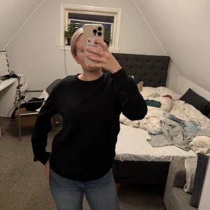 Svart sweatshirt - Snygg basic svart sweatshirt som är köpt från h&m💕Knappt använd så den är i ett bra skick!! Passar till både tjej och kille👫