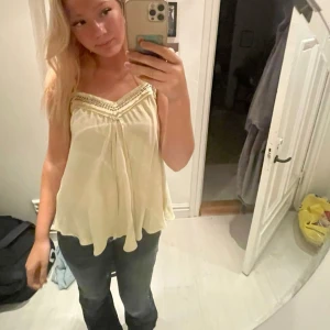 Stella McCartney gul topp - Säljer denna topp från Stella McCartney i storlek 40
