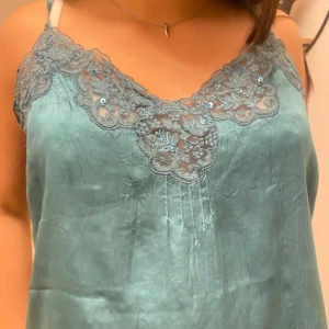  linne med spetsdetaljer💕 - Jätte snygg linne med super fina detaljer, perfekt till fest eller middag🥰 storlek M eller S med lös passform (som i bilden)