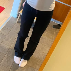 Svarta bootcut jeans från Levi's - Snygga svarta Levi's 715 bootcut jeans med slitningar på knäna. Jag på bilden är 173 för referens🤗