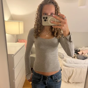 Långärmad grå topp från Gina tricot - Säljer denna tajta långärmade toppen från Gina!😍😍Så snygg och skön och använd fåtal gånger💕Priset kan diskuteras vid snabb affär💗