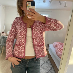 Stickad kofta - Världens sötaste mönstrade kofta från rosebud!😍😍😍passa mig som brukar ha S