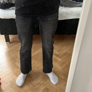 Svarta Levi's 501 jeans - Säljer ett par klassiska svarta Levi's 501 jeans. De har en straight passform. W 26 och L 30. Använda men fortfarande i väldigt bra skick. Pris kan diskuteras!