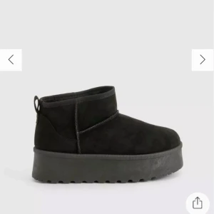 Svarta boots med platåsula - Snygga svarta boots med en rejäl platåsula och dragflik bak. Perfekta för en stilren look under kyligare dagar. inköpspris 553kr på bohoo används endast 2-3 gånger ny skick 