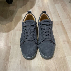 Louboutin skor - Riktigt snygga loubs som gör en riktigt fet outfit. Skorna är använda 2 gånger men det är inte synligt. Skick 10/10 kommer med allt på bilden. Säljer då dem är för små för mig. Skriv gärna vid minsta lilla funderingar. Fraktar endast via PostNord!