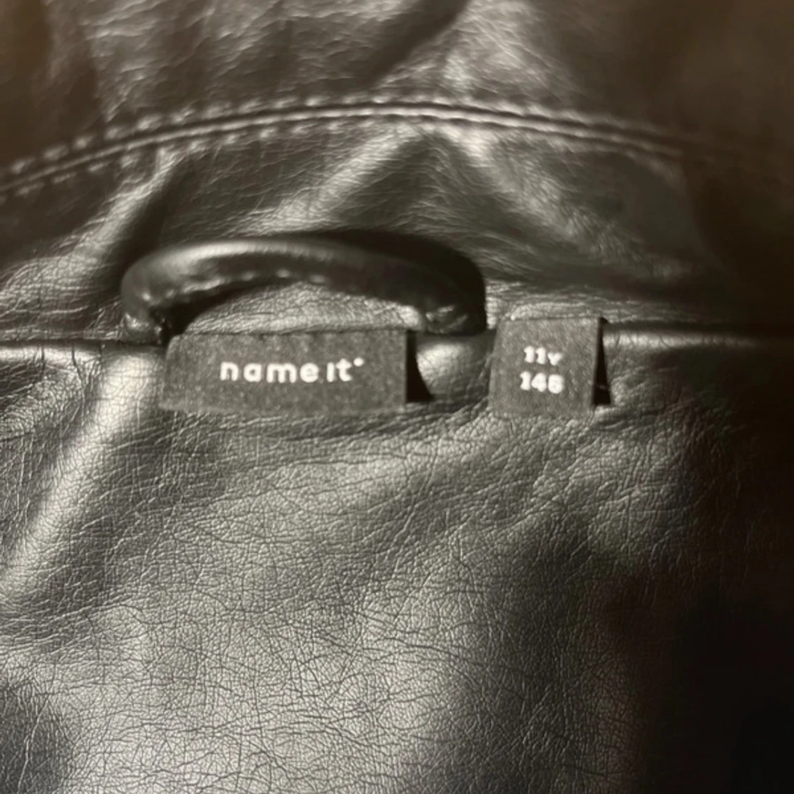 Svart skinnjacka med blommigt broderi - 93