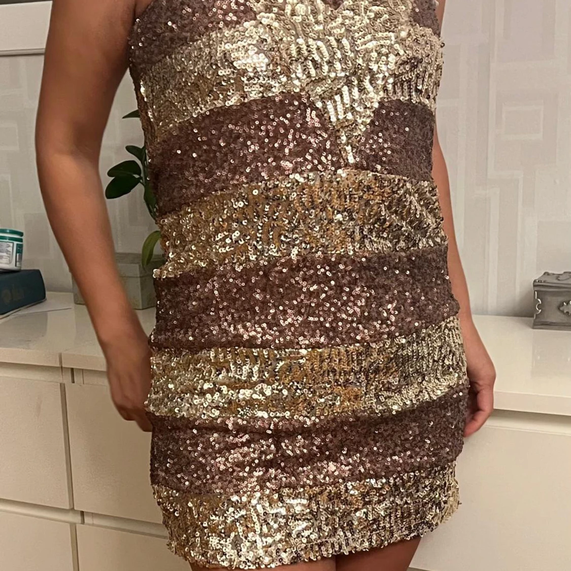 Glittrig paljettklänning - 91