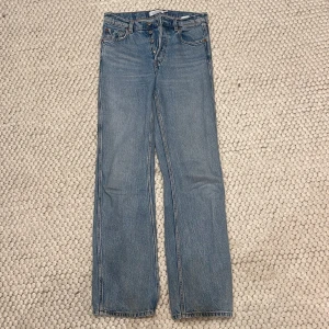 Blå jeans från & Other Stories - Snygga blå jeans från & Other Stories. De har en rak passform och  en knappgylf. Storlek 26. 