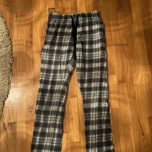 Rutig pyjamasbyxa från Hampton Republic - Snygga rutiga byxor från Hampton Republic i grå och svart. Byxorna har en elastisk midja samt fickor. Jättesköna och bra material!