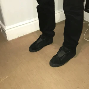 arigatos - Snygga svarta loafers med en stilren design. Perfekta för en elegant och avslappnad look. Passar bra till både jeans och kostymbyxor.