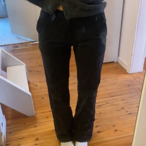 Svarta byxor från brandy melville - Snygga svarta byxor med en klassisk design och knappdetalj i midjan från brandy melville. Byxorna har en rak passform och är perfekta för en stilren look. De har en diskret bakficka och är tillverkade i ett bekvämt material. Skriv för fler frågor!🤍