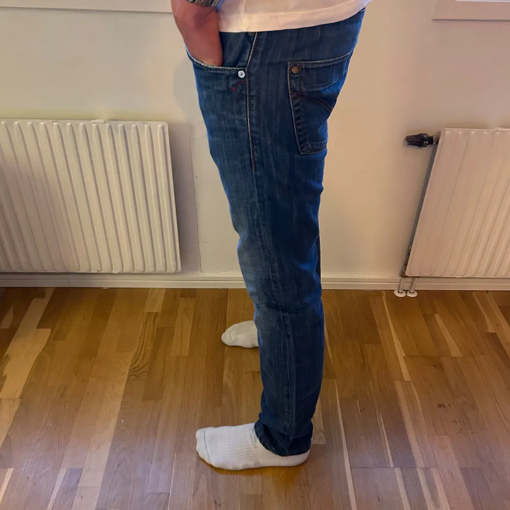 |Dondup jeans storlek 32|109cm långa, midja 43cm. Ett par riktigt feta limiterade Dondup jeans som är perfekt till dig som varken vill att dina jeans ska vara för tighta eller för baggy. Inga slitage och skicket är felfritt. Kom privat om du skulle ha några funderingar!. Farkut & Housut.