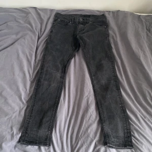Svarta jeans från Tiger of Sweden - Använda 2-3 gånger ny tvättade slim Tiger of sweden jeans ny pris 1500-1000 bra pris. Stolek  31/32 