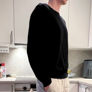 Svart långärmad tröja Bläck - Säljer en stilren svart långärmad tröja med normal passform. Perfekt för en avslappnad look. Tröjan är enkel och mångsidig, lätt att matcha med olika outfits.