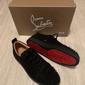 Christian Louboutin - Louis junior spikes low trainers - Feta Christian Louboutin spiked skor | Mycket bra skick - inga defekter och alla spikes sitter kvar | Priset kan diskuteras | Hör av dig vid frågor 