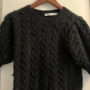 Stickad tröja med pärlor  - Super fin svart stickad t-shirt med pärlor från Zara!💕