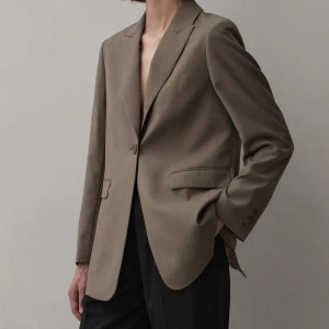 Kavaj/blazer - En grå/brun blazer från Ginatricot🦋Endast provad så är som ny! Är storlek 36 men sitter oversized.