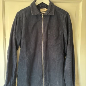 East west jacka  - Jacka från east west i manchester material. Mycket fint skick, knappt använd