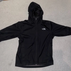 North Face Jacka - Svart North Face jacka / Finns några mindre hål runt om på jackan därav det låga priset