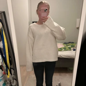 Vit stickad tröja - Jag säljer en mysig vit stickad tröja med långärmad design. Denna är använd max ett par gånger. Nypris är 600🩷