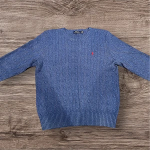 Ralph Lauren tröja - Blå Cable knit tröja ifrån Ralph Lauren i mycket bra skick! Har tecken på användning men har blivit väl omhändetagen! Storlek: L 
