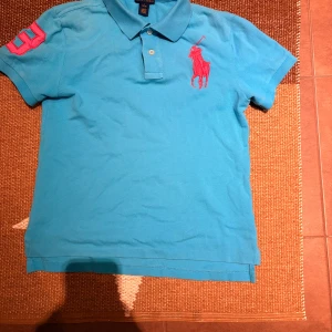 Polo Ralph Lauren T-shirt - Polo Ralph Lauren. Storlek L (14-16) Fick i födelsedagspresent så använd i typ 3 veckor sen blev det för kallt. Äkta såklart. Skriv vid frågor.
