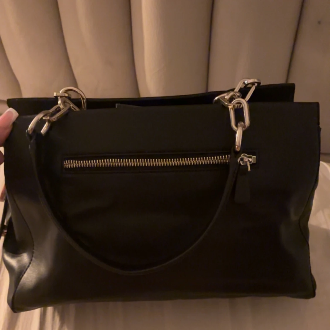 Svart handväska från Guess - 90