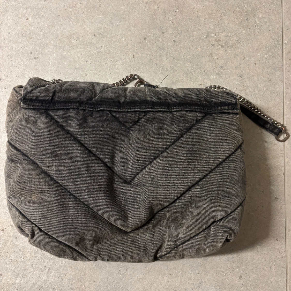 Grå quiltad axelväska med kedja - 91