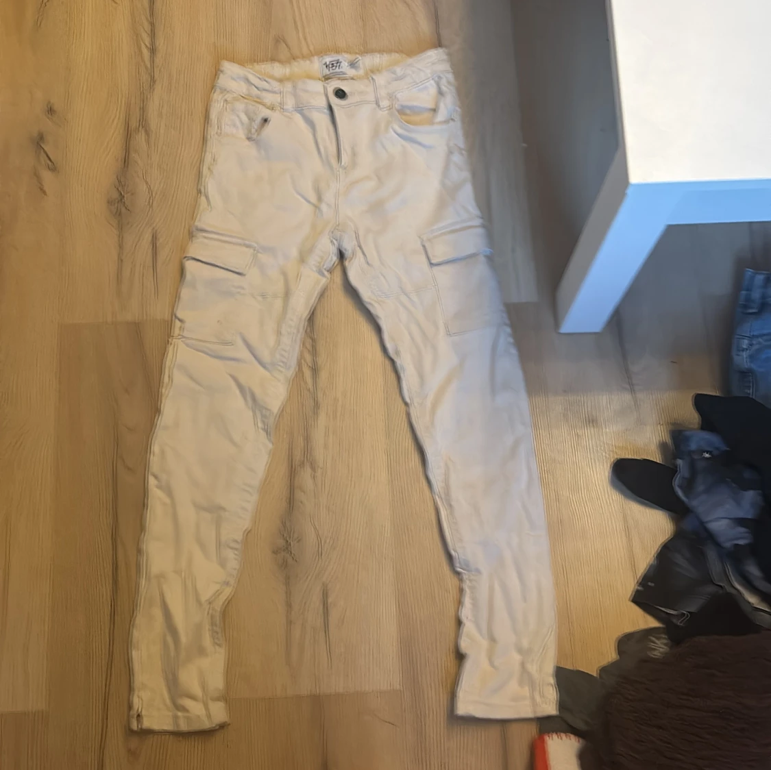 Beige cargobyxor från 157