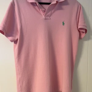 Rosa pikétröja från Ralph Lauren - Säljer en rosa pikétröja från Ralph Lauren i slim fit. Pikéen är i skicket 9/10 och storlek M