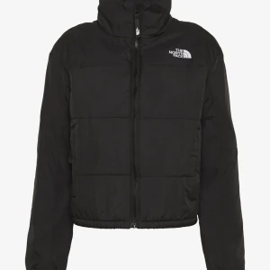 The North Face jacka Gosei puffer - En svart fin och fräsch allvädersjacks i nyskick från The North Face i modellen Gosei puffer. Storlek: XS