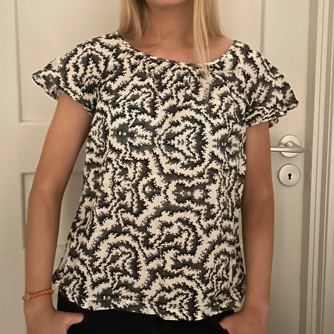 Mönstrad blus i svart och vit - 91