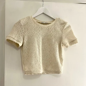 Beige spetsblus från Zara - Säljer en fin stickad tipp från Zara i storlek S💕 