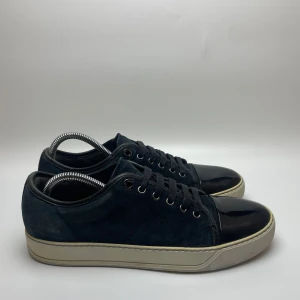 Lanvin skor  - Hej! Säljer nu dessa sjukt snygga Lanvin skor. Skorna är i toppskick! Vi rekommenderar att gå ner en storlek. Har ett begränsat antal boxar och dustbag! Hör gärna av dig vid frågor 