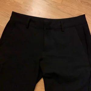 lågmidjade kostymbyxor - säljer dessa super snygga och populära kostymbyxor från bikbok. storleken är 34/XS och säljes pga att de är för stora. endast använda en gång och är i perfekt skick utan defekter.                                                                           midjemått: 37, innerbenslängd: 80.                        skriv om ni har frågor!💓