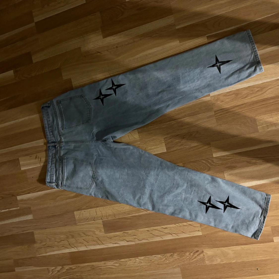 Grå jeans med stjärndetaljer - 90