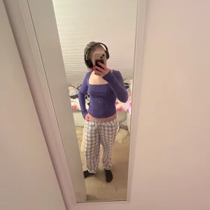 Lila ribbad tröja - en fin lila ribbad tröja från bikbok som endast användts ett fåtal gånger, är därmed i väldigt bra skick. priset kan diskuteras vid intresse 💓