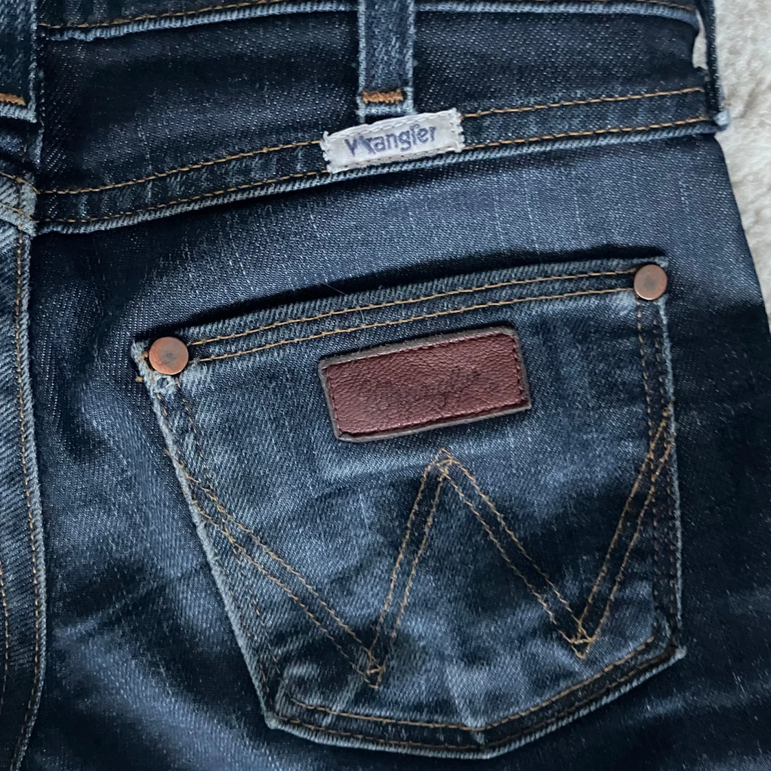 Mörkblåa bootcut jeans från Wrangler - 91